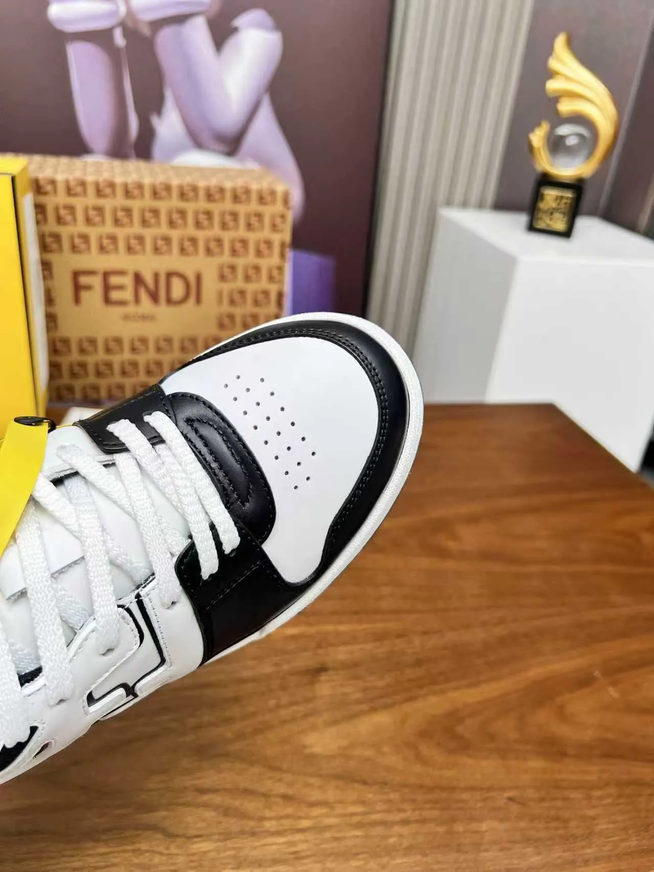 Factory price 660💰 Fendi·Fendi⛳️Hot-selling 35--45 couple model👫 FD match Original purchase for RMB14340 One-to-one reproduction Designer Kim Jones's first sneaker fendi match and Donkey brand Trainer basketball sneakers, fresh blood injected with FF retro design Super good-looking and versatile, the upper is made of cowhide and cowhide splicing combination, with concave and convex double F on the side The logo lining is made of terry velvet 🤗Super soft on the feet, lightweight and comfortable to match with a sweatshirt, original full package! ✦ Fabric: cowhide + cowhide color matching ✦ Lining: original terry velvet lining ✦ Sole: original molded multi-color color matching sole ✦ Sole: mesh injection molding pad ✦ Sole thickness: 3.5cm ✦ Female size: 35--40, female 40 customized ✦ Male size: 39--45, male 45 customized
